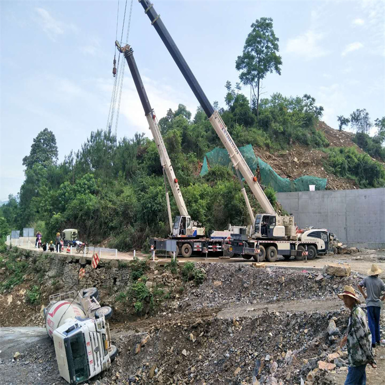 南靖县汽车掉沟里叫吊车救援要多少钱